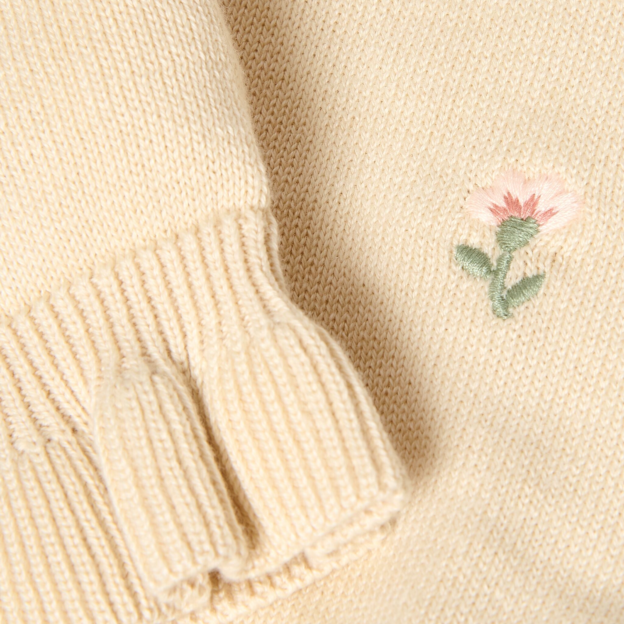 Gestrickter Pullover Beige mit Blumenstickerei