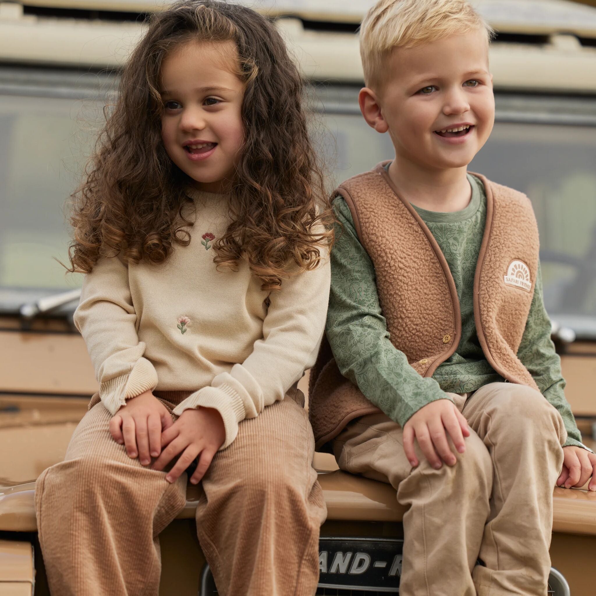 Gestrickter Pullover Beige mit Blumenstickerei