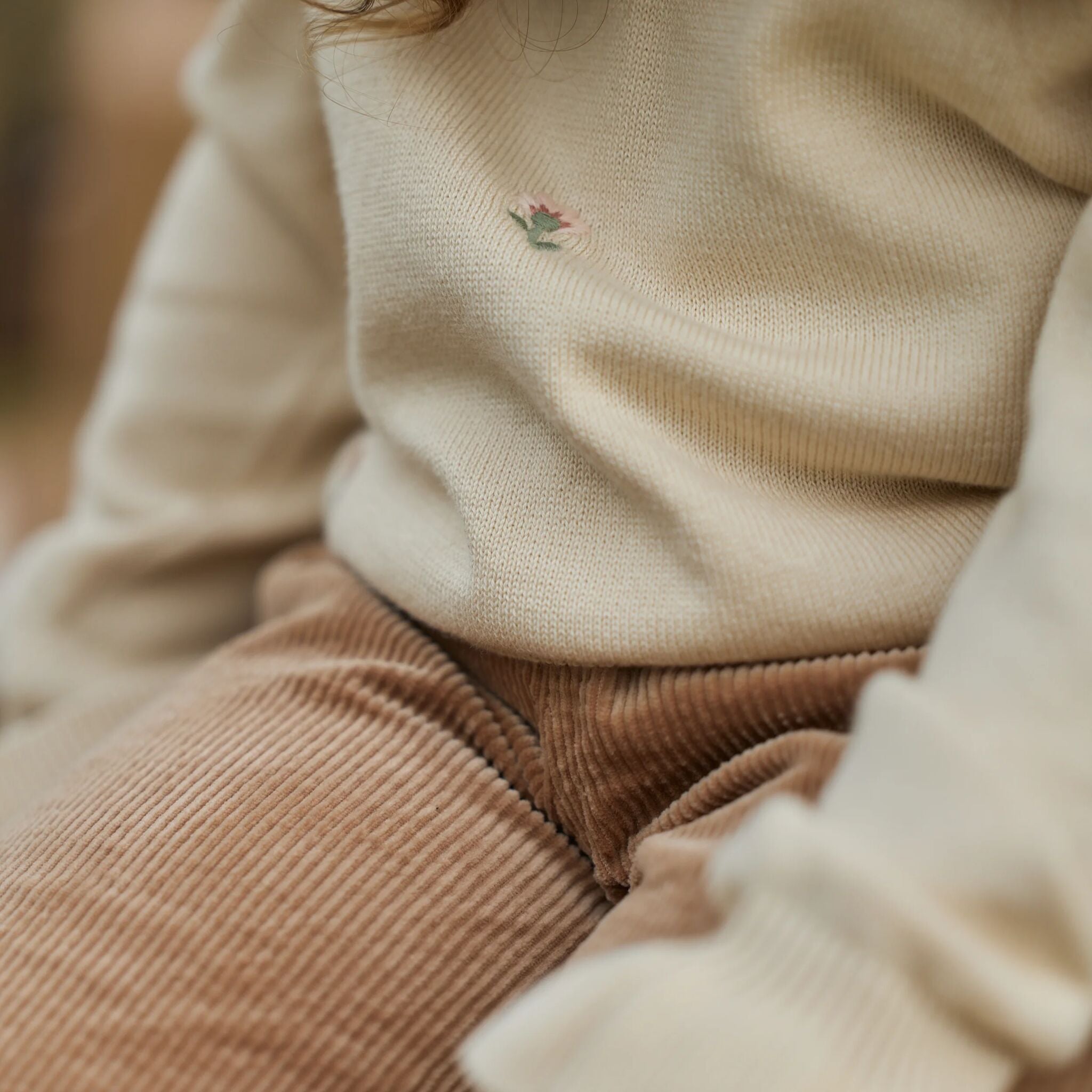 Gestrickter Pullover Beige mit Blumenstickerei