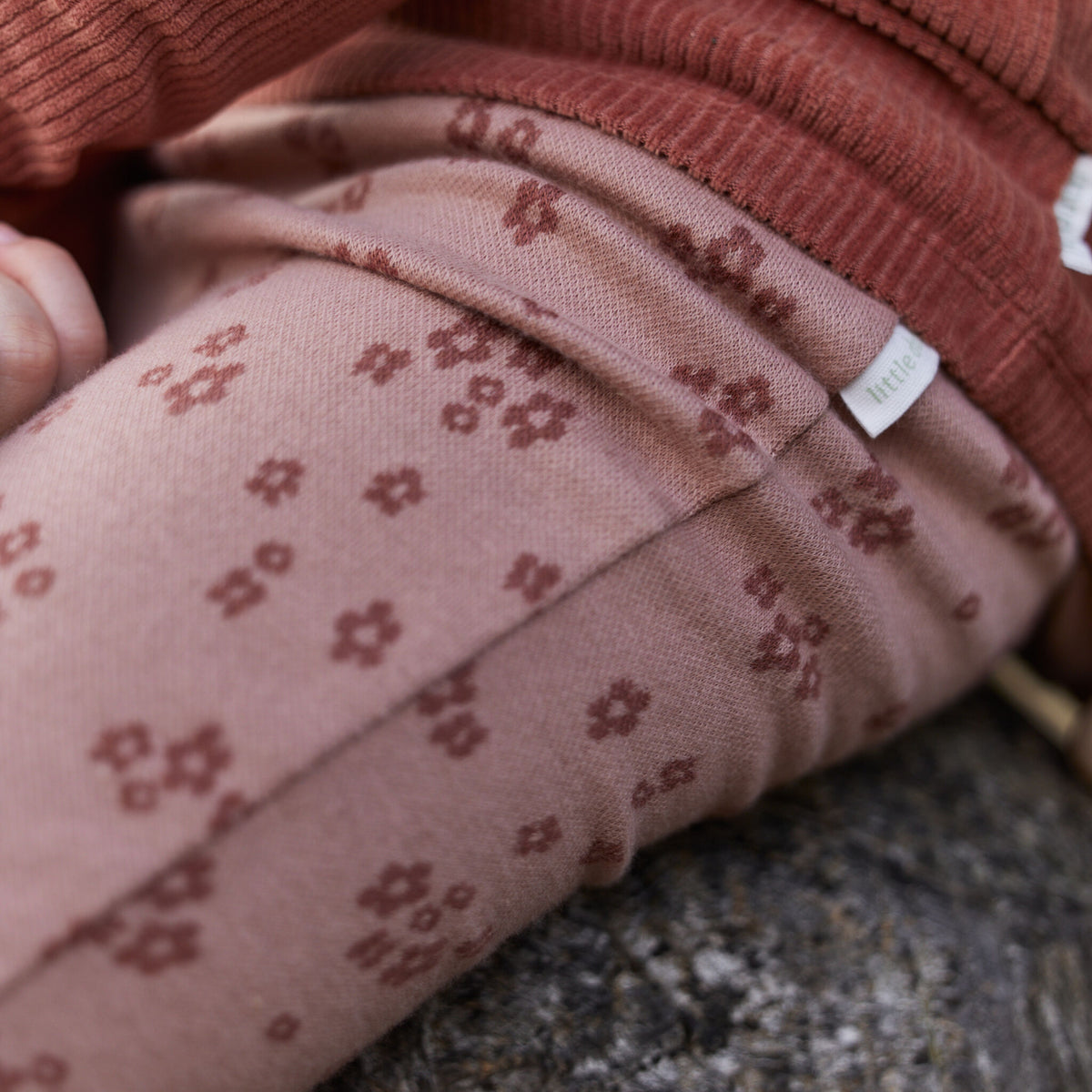 Ausgestellte Hose mit rosa Blumenmuster