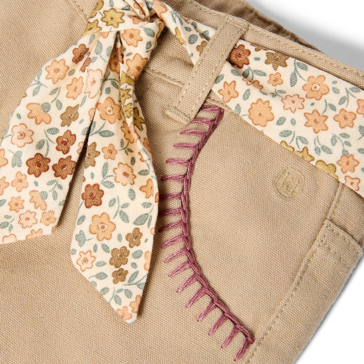Beige Hose mit Blumengürtel