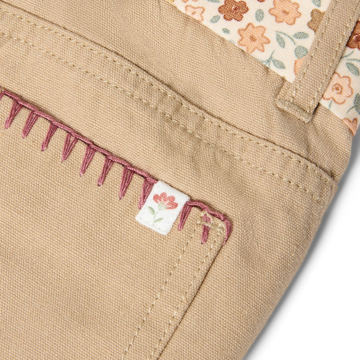 Beige Hose mit Blumengürtel