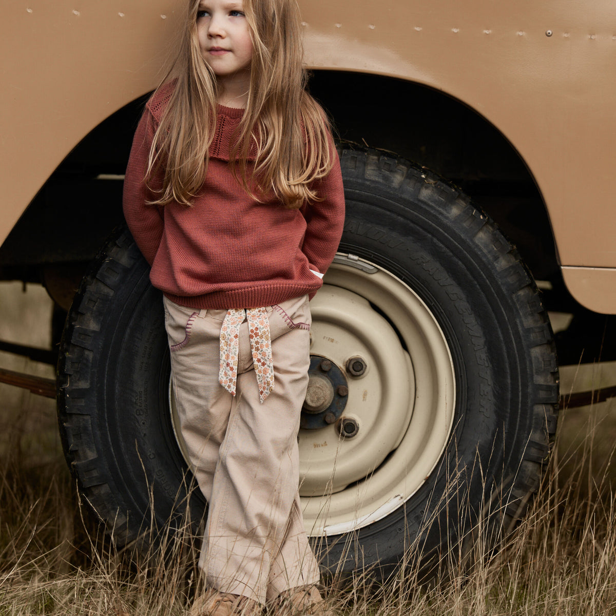 Beige Hose mit Blumengürtel