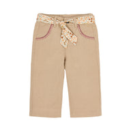 Beige Hose mit Blumengürtel