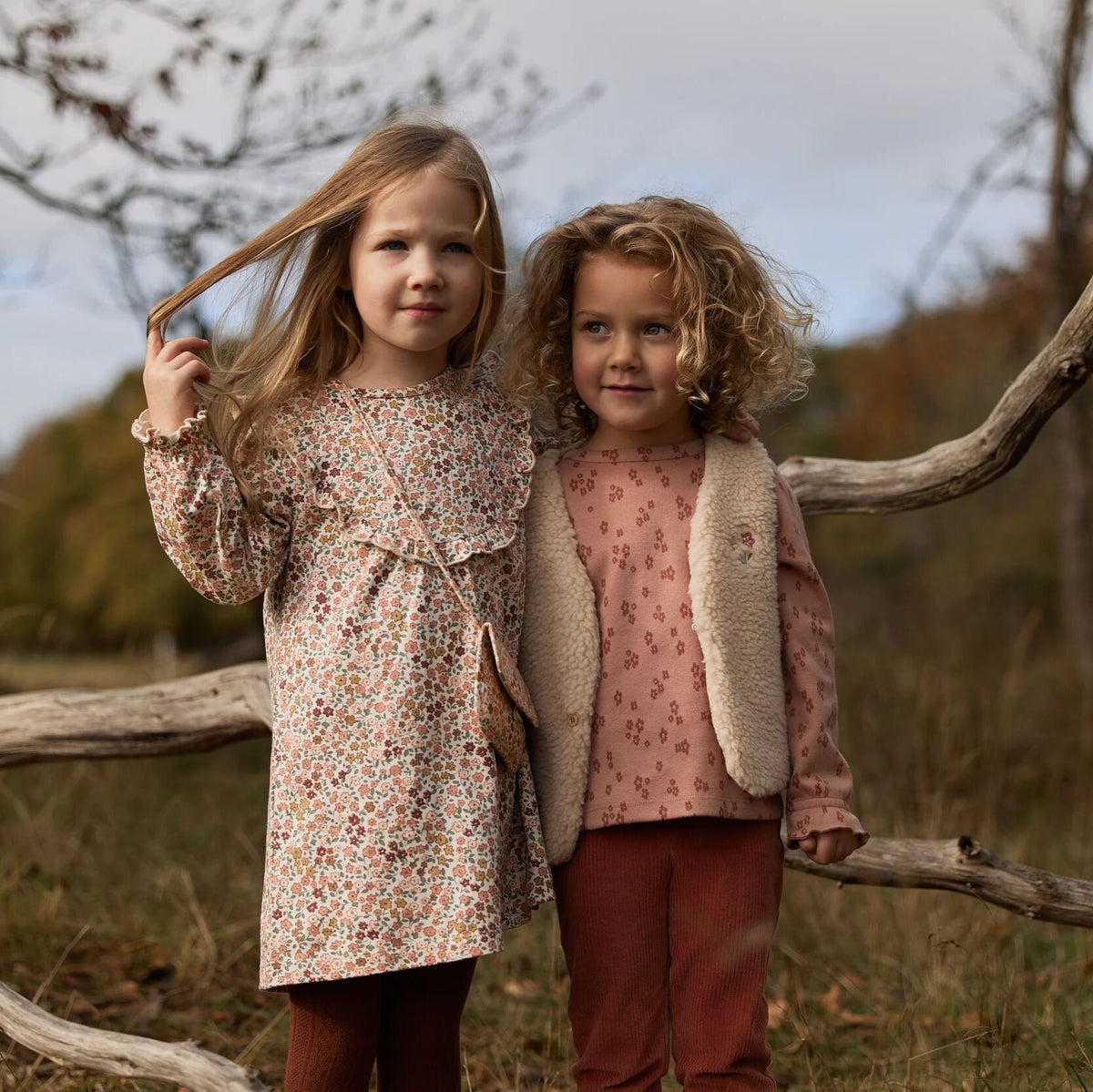 Langärmliges Kleid mit rosa Blumendruck