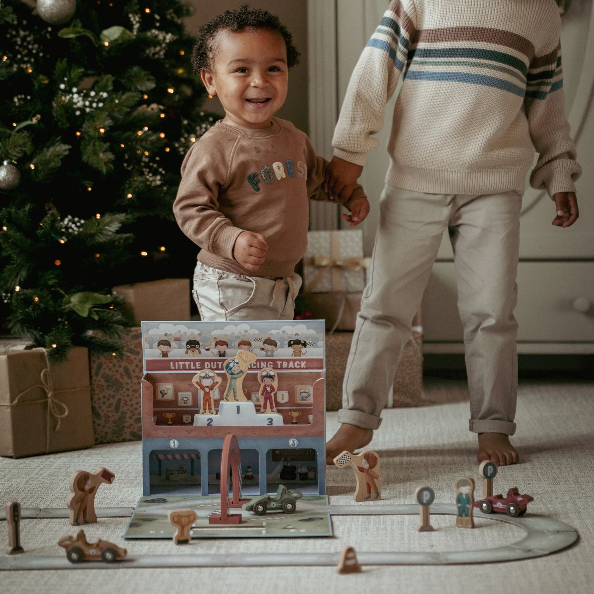 Circuit de course en bois dans une mallette de jeu – Multicolore – Essentials 