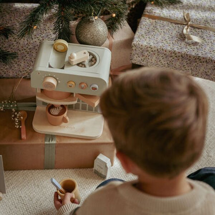 houten-koffiezetapparaat-met-capsules-en-accessoires